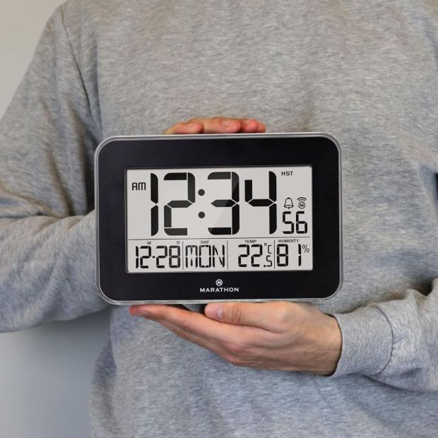 MARATHON Digitale Atom-Wanduhr mit Innentemperatur