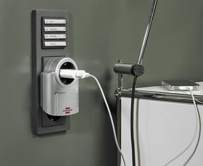 Brennenstuhl Primera-Line Steckdosenadapter mit Überspannungsschutz Silber/schwarz Brennenstuhl Primera-Line Steckdosenadapter mit Überspannungsschutz Silber/schwarz