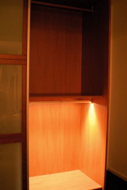Kleiderstange mit Bewegungsmelder Licht LED Schrankrohr 59 - 100cm 2-er Pack]