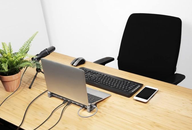 Trust Dalyx Aluminium 10-in-1 USB-C Multi-Port Dock mit Bildschirmständer