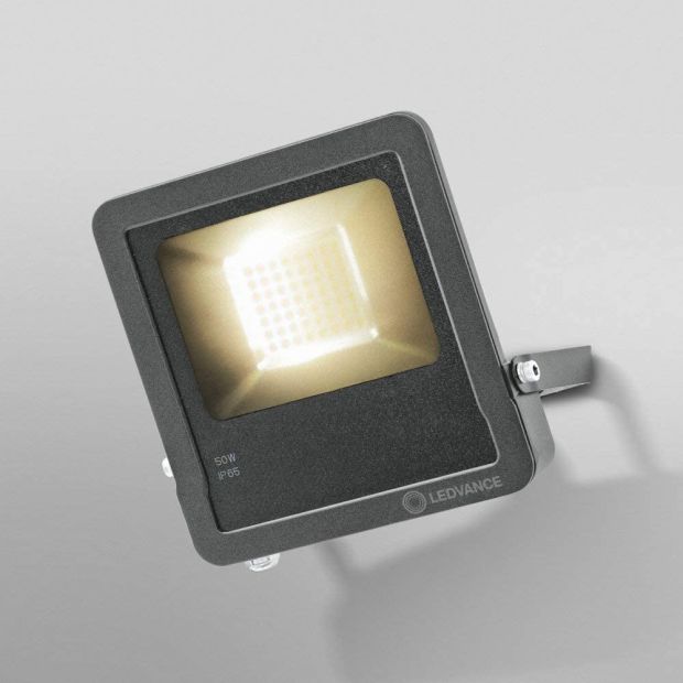 LEDVANCE Smarte LED Aussenleuchte mit WiFi 50W Flutstrahler Warmweiß 