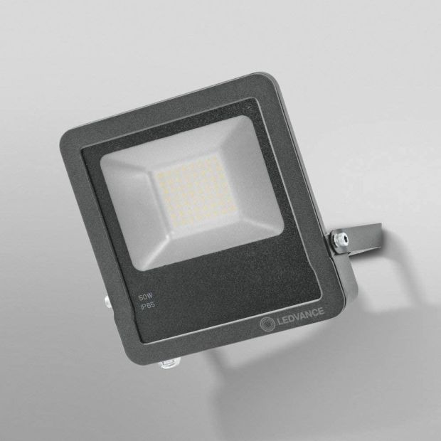 LEDVANCE Smarte LED Aussenleuchte mit WiFi 50W Flutstrahler Warmweiß 