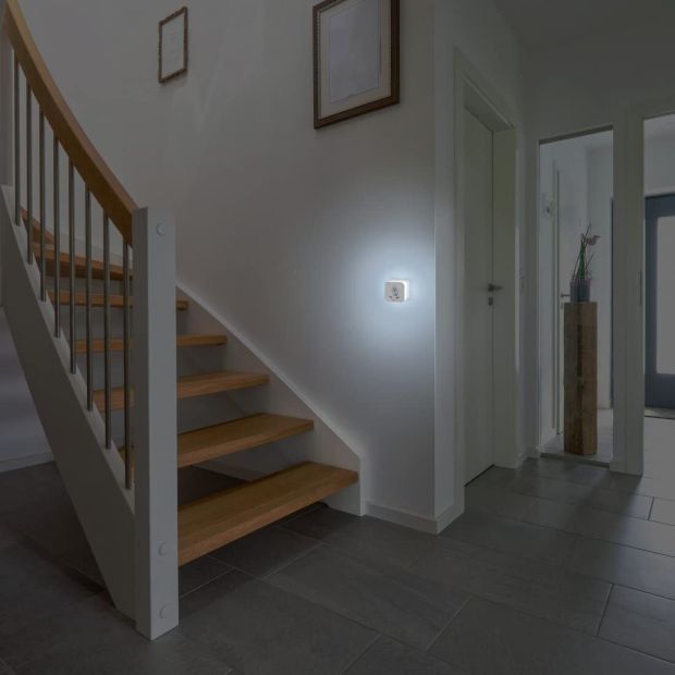 Hama LED Nachtlicht Steckdose mit 2 USB Anschluss 