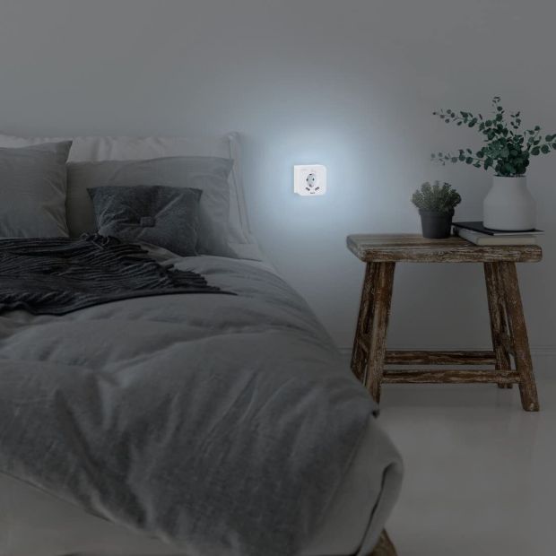 Hama LED Nachtlicht Steckdose mit 2 USB Anschluss 